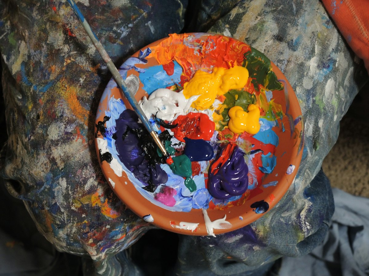 Pinturas mezcladas en un plato