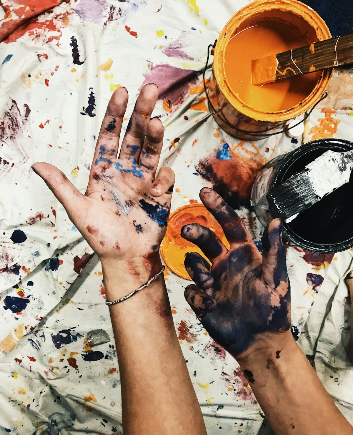 Manos manchadas de pintura